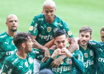Palmeiras comete dois pênaltis, mas vence Santos na reestreia de Dudu